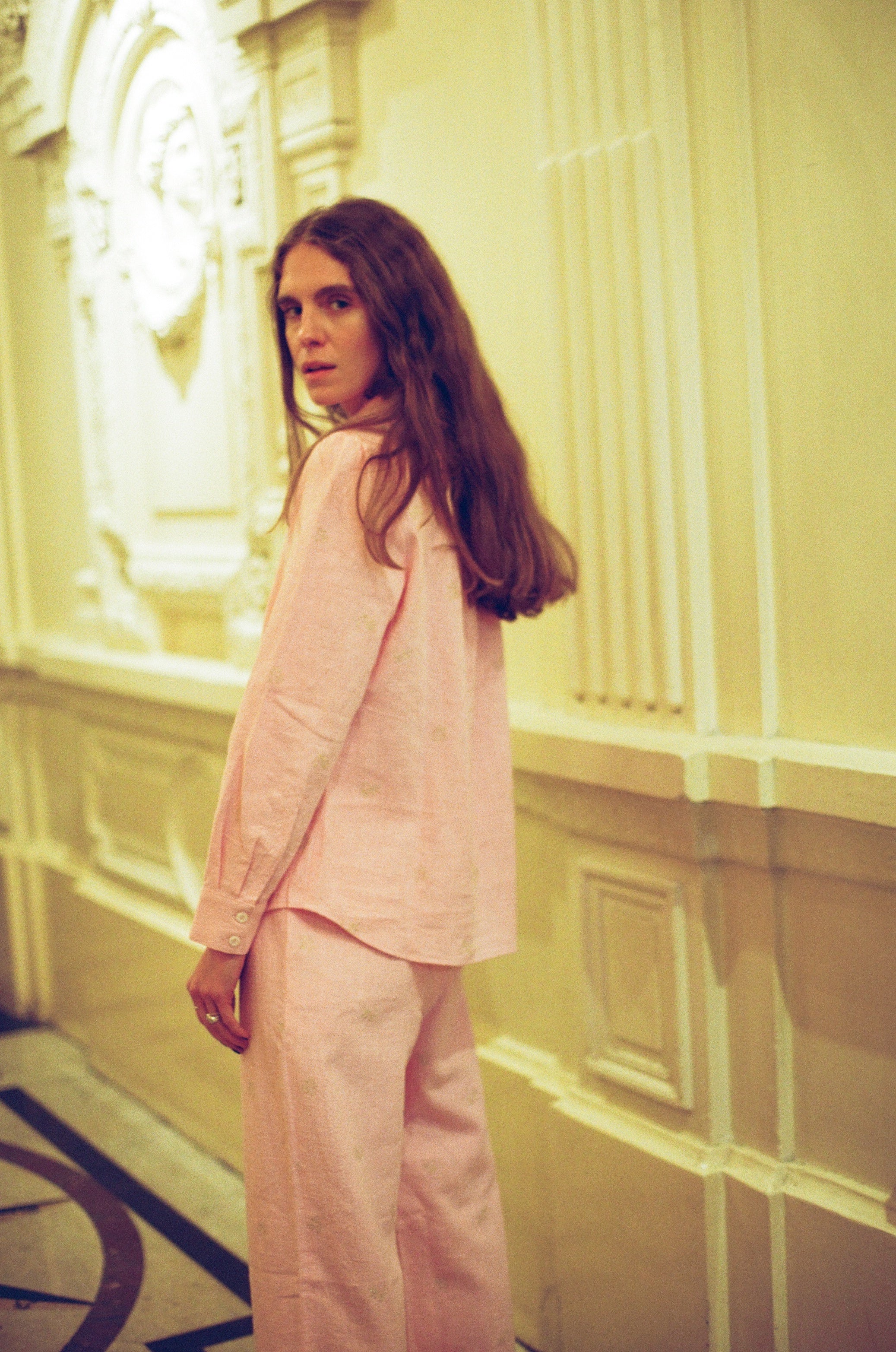 Vic shirt in embroidered pink linen